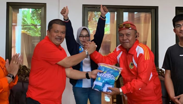 Abdul Sahid Wakili Ketua ASIAFI Serahkan Jersey Jurnalis Parigi FC