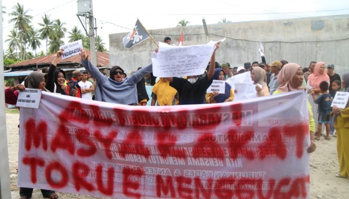Kantor Disegel, Warga Desak Kades Torue Mundur