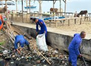 Peduli Pesisir, Satpolairud Polres Bersihkan Pantai Bambalemo