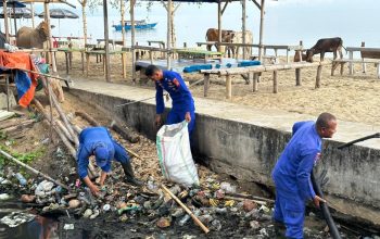 Peduli Pesisir, Satpolairud Polres Bersihkan Pantai Bambalemo