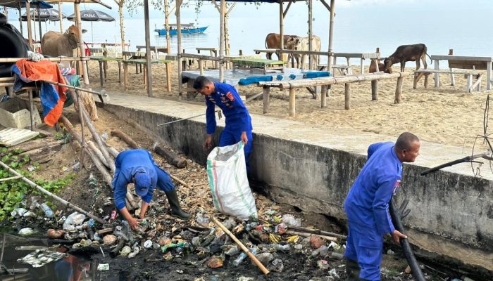 Peduli Pesisir, Satpolairud Polres Bersihkan Pantai Bambalemo