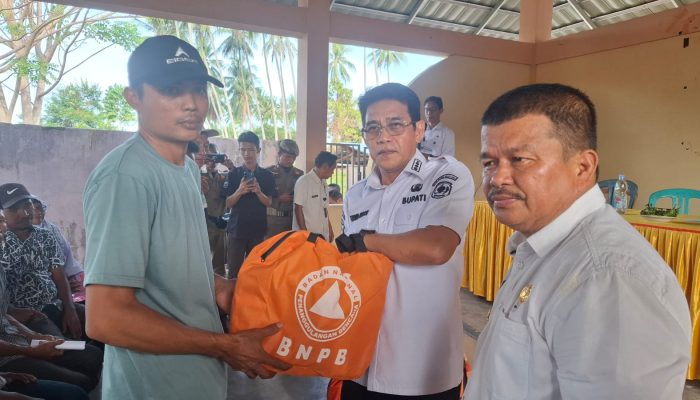 Bupati-Wabup Turun Langsung Salurkan Bantuan