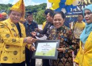 HUT ke-24 Parimo Jadi Momen Spesial, Kepsek SMK Negeri 1 Toribulu Terima Penghargaan 