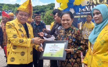 HUT ke-24 Parimo Jadi Momen Spesial, Kepsek SMK Negeri 1 Toribulu Terima Penghargaan 