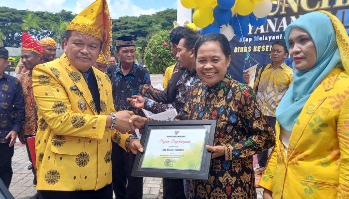 HUT ke-24 Parimo Jadi Momen Spesial, Kepsek SMK Negeri 1 Toribulu Terima Penghargaan 