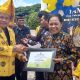 HUT ke-24 Parimo Jadi Momen Spesial, Kepsek SMK Negeri 1 Toribulu Terima Penghargaan 