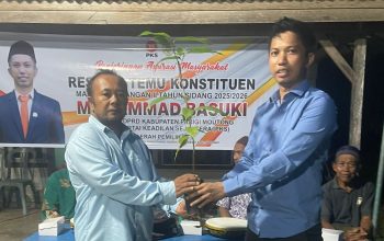 Anleg PKS Serahkan Ribuan Bibit Kakao dan Salurkan Bantuan Tunai Lansia