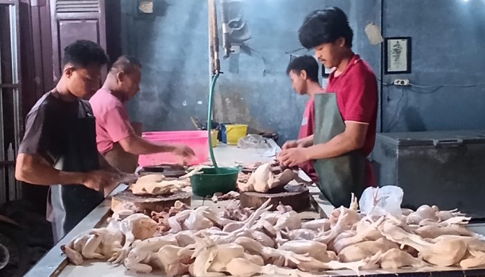 Harga Ayam dan Cabai di Pasar Melambung